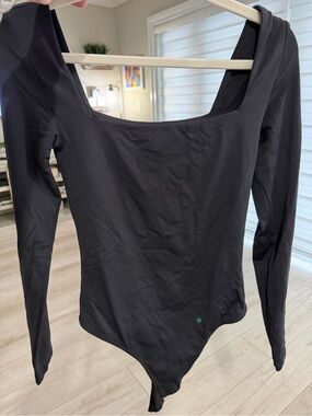 Aritzia bodysuit
Size medium. Used once 
Smoke free home